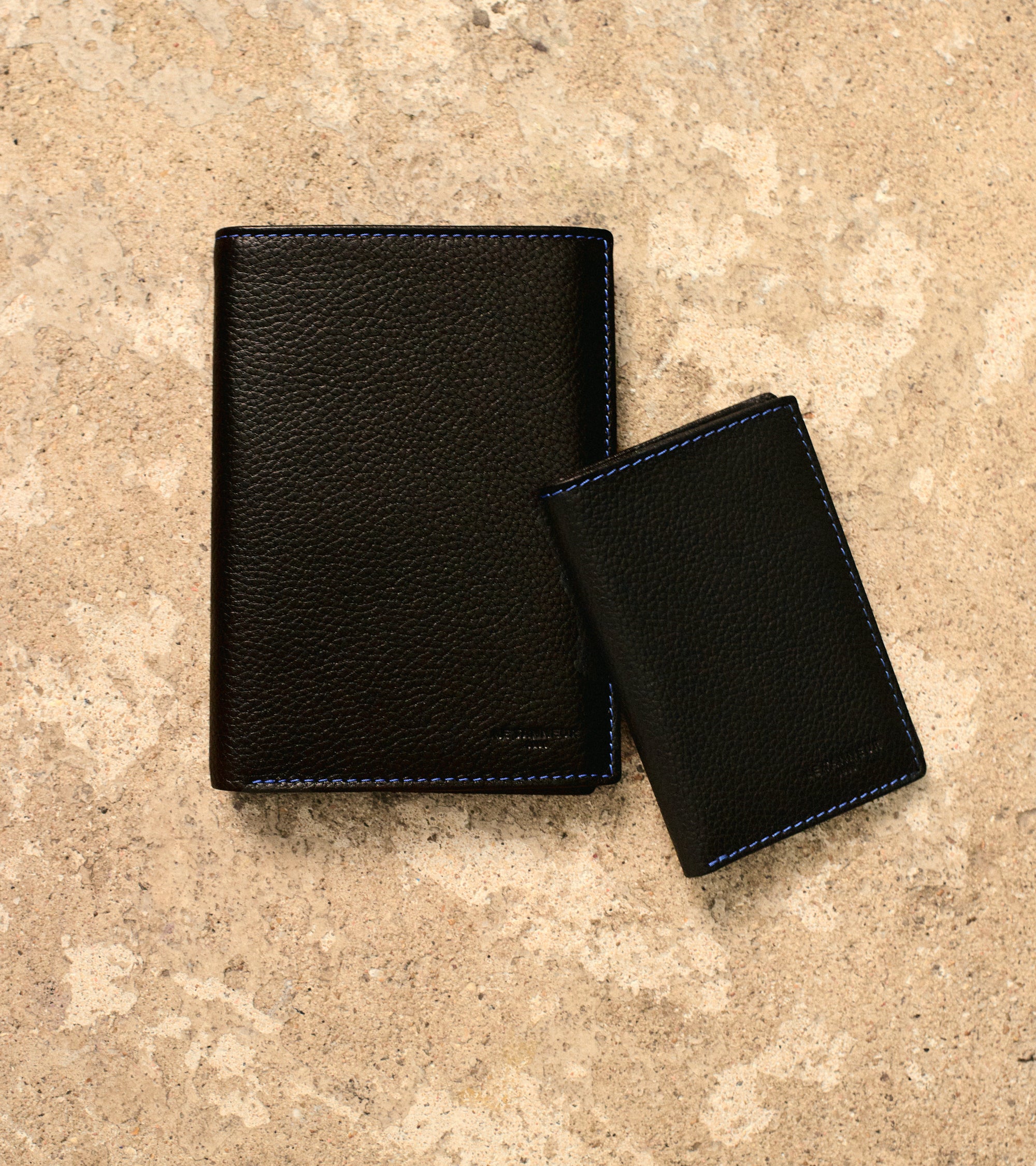 large, vertical, zipped wallet with 2 gussets in grained leather