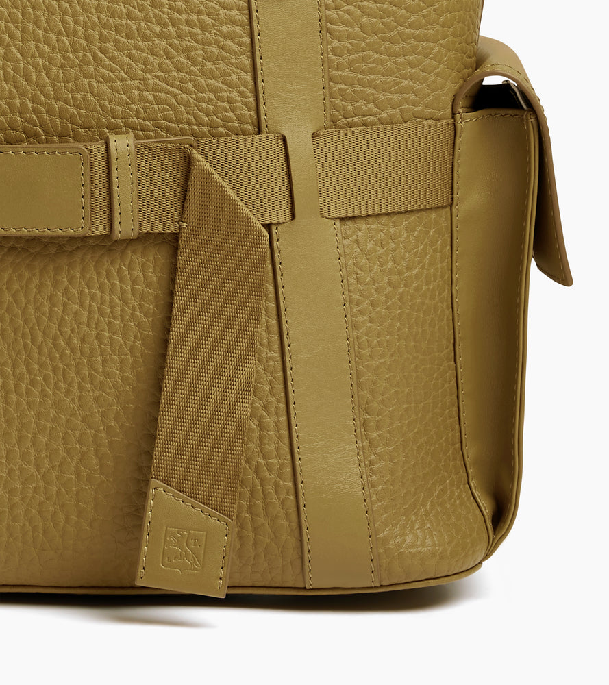 Noah backpack with flap in buffalo grain leather and smooth leather